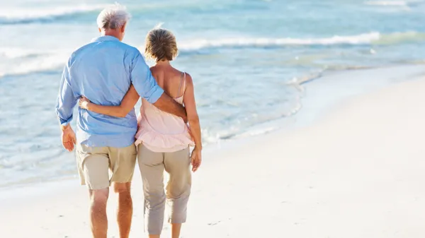 Personne souriante marchant confortablement à l'extérieur