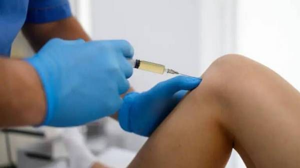 Professionnel de santé préparant une injection intra-articulaire